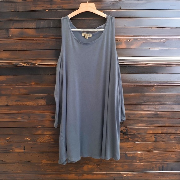 3/$24 Cold shoulder shirt - Picture 1 of 4